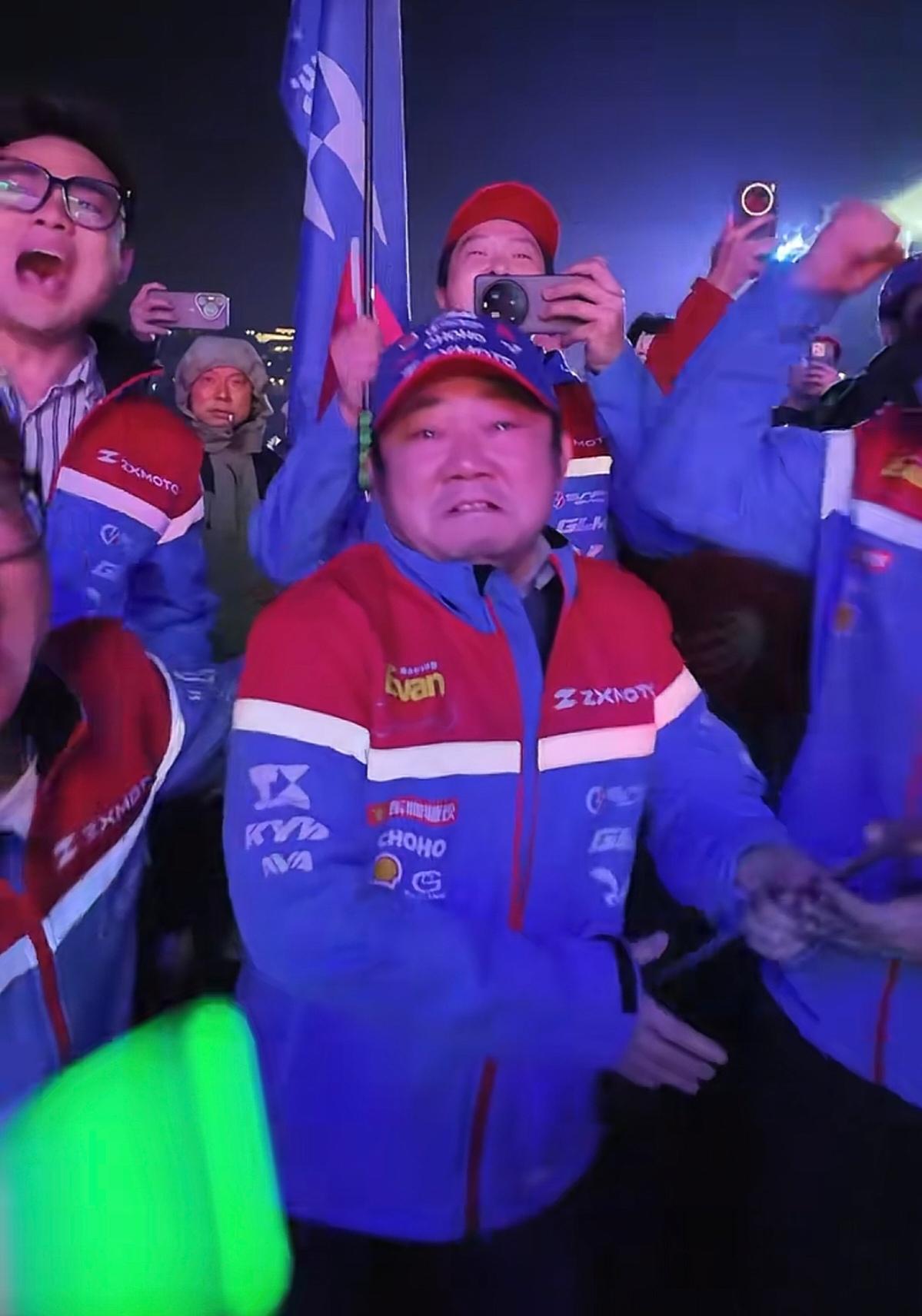 19岁追车的愣头青，39岁哭在赛场，五星红旗飘在摩托之巅。张雪造的红色赛车，