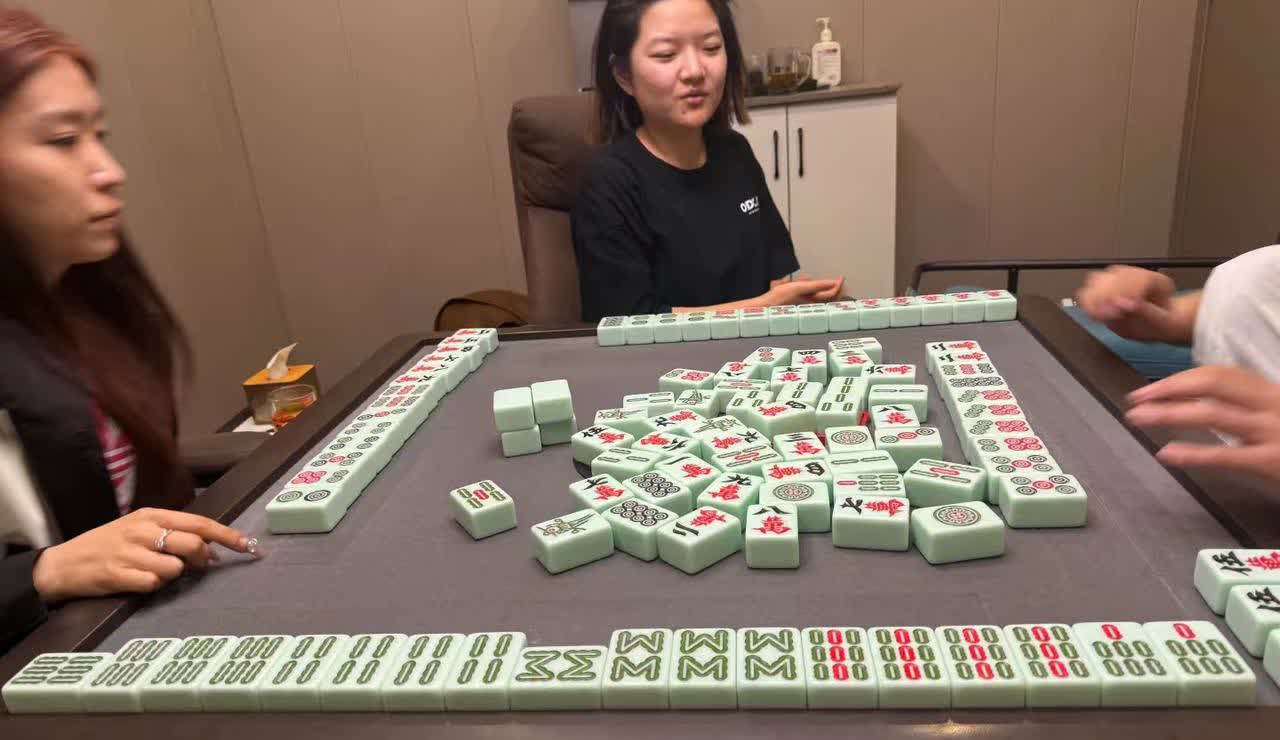 上海女子与3名闺蜜打麻将觉得无聊就加注几圈，没想到输得最多，心里不爽，就