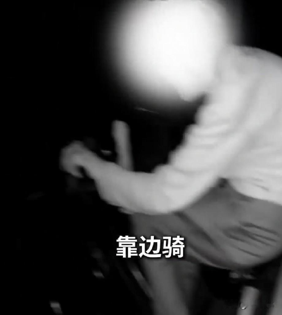 傍晚，80岁阿婆卖完菜，骑车回家。途中，遇上交警，“阿婆，靠边停车。”阿婆心里“