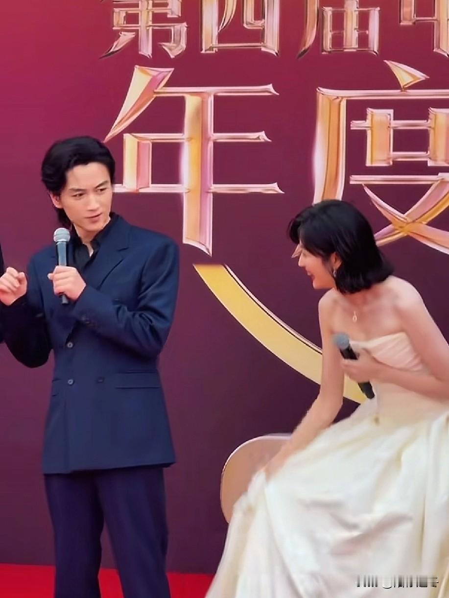 陈晓采访“嘴打瓢”，幸好孙千救场！[捂脸哭]陈晓太可爱了，别看他在荧幕上神气的很