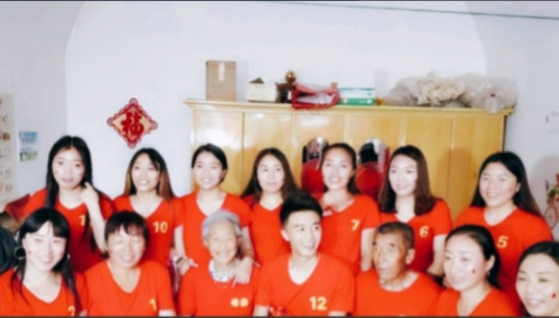 山西一对夫妻，生了11胎全是女儿，丈夫眼看妻子生不出儿子，无奈决定放弃，谁料，1