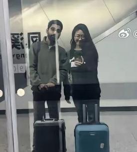 川妹子和印度小伙结婚了，女滴94年的，男的93年的，正是结婚的年龄。他们在大连马