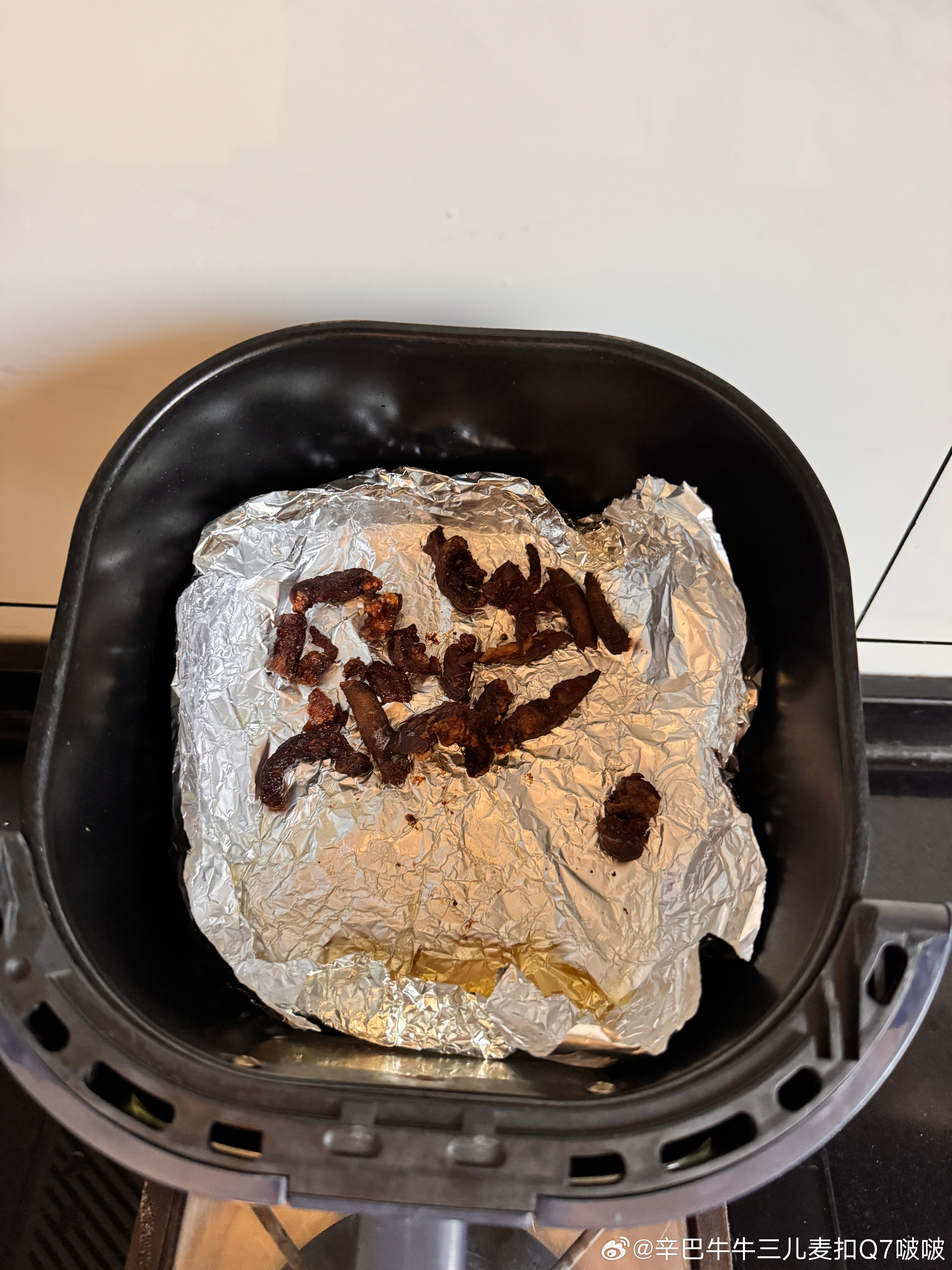 牛排边给咕咕小姐烤了点牛肉干，明早给她[大笑]。没办法，我就是爱小白狗子[dog