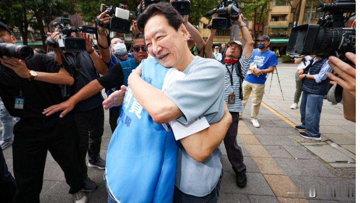 李乾龙劝退江永雄　蒋万安拥抱赵少康喊“辛苦了”针对中央委员江永雄提案开除赵