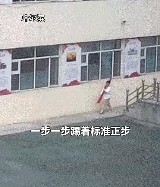 哈尔滨一所小学放学后，校园彻底安静下来，师生全部离校后，一名三年级的男生按规定降