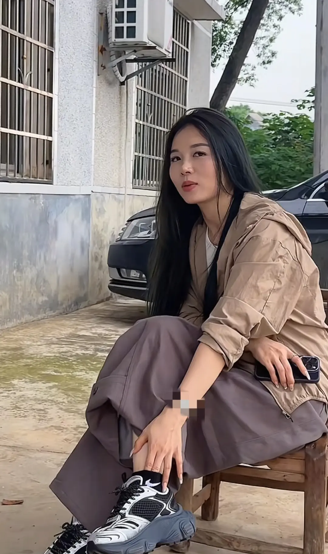 相亲对象，把手指插鞋里是什么意思？