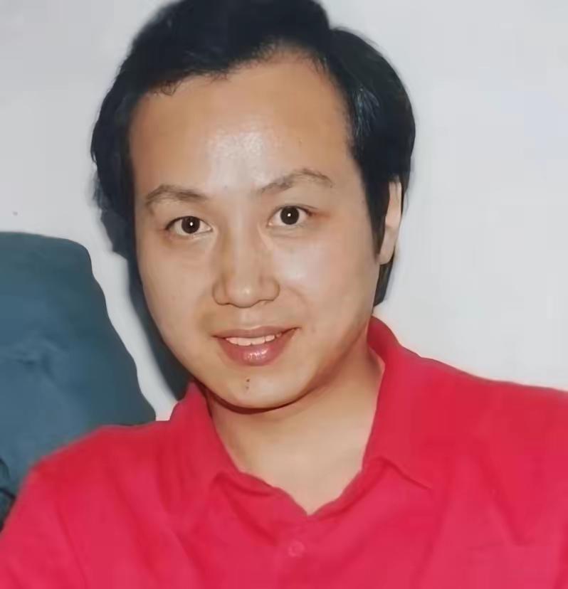 著名主持人罗京，去世多年后，母亲患上老年痴呆，妻子带着儿子改嫁了一位富商，可是儿