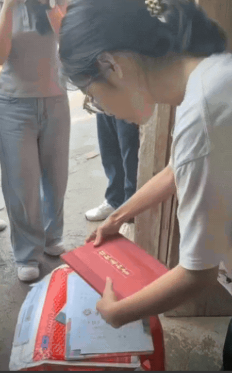 “这才是正宗寒门贵子！”广西，女孩正在家干农活，突然有人喊她收快递，原来，邮政快