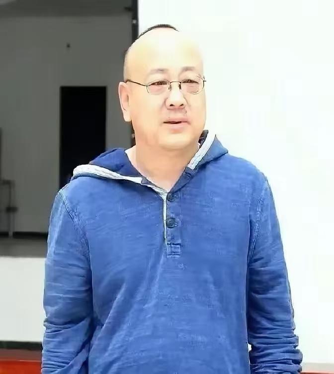 张嘉译的助理孙鹏，月薪五千，全剧组都骂他没用，可张嘉译却给他涨了三次工资。剧组