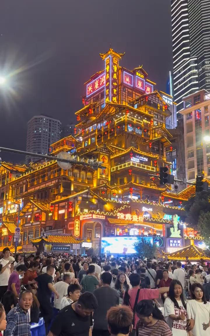 十月三号晚上七点半给大家看一下重庆洪崖洞的人流量。那边天桥现在只能下不能上，本来