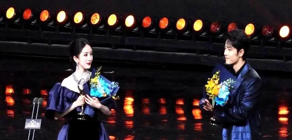 杨幂肖战被传跟新浪曹总同桌吃饭，还说什么踢椅子抢C位，我刷到的时候都愣了。点