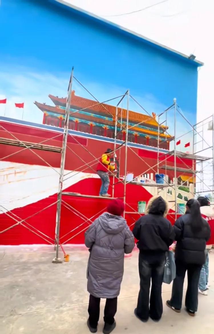 求求各位民间画家笔下留情啊！河南商丘的墙画天安门这是热度降了不少，这流量面前，