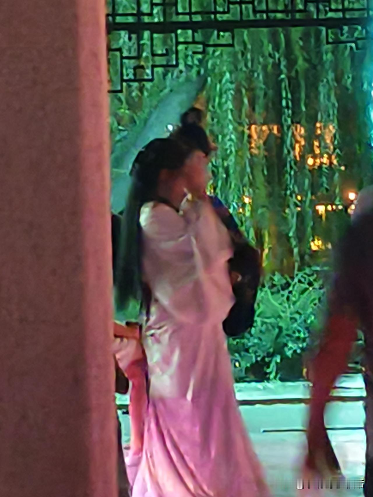 一个女孩穿着汉服在拍照。少女古风拍照汉服街景照