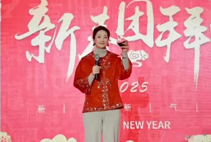 娃哈哈集团2025年会，宗馥莉穿得好喜庆，年会上她给员工们发红包，很好奇娃哈哈的