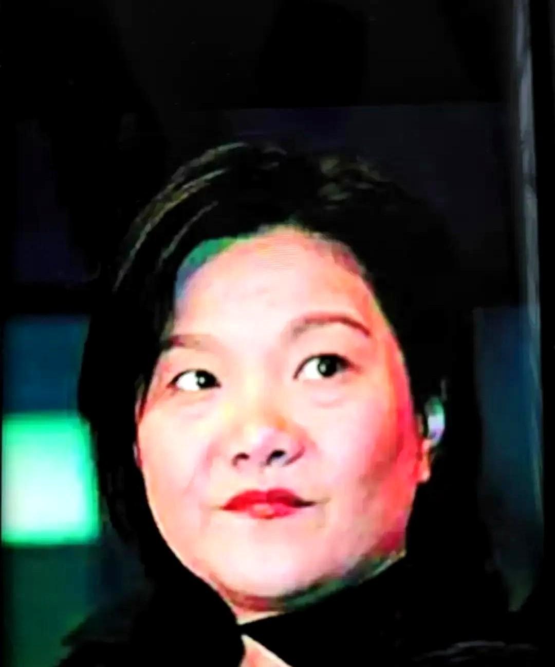 洪晃的播客突然火了，我连着听了两期，嗓子沙哑语速飞快，一句废话没有。她聊到八十年