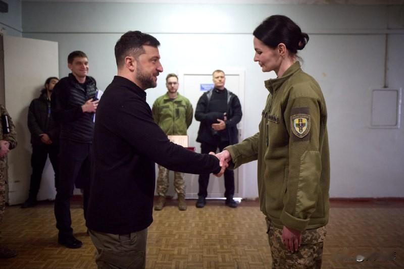 泽连斯基难题：作为乌军最高统帅，需决定率先放弃哪个重镇--波克罗夫-米尔