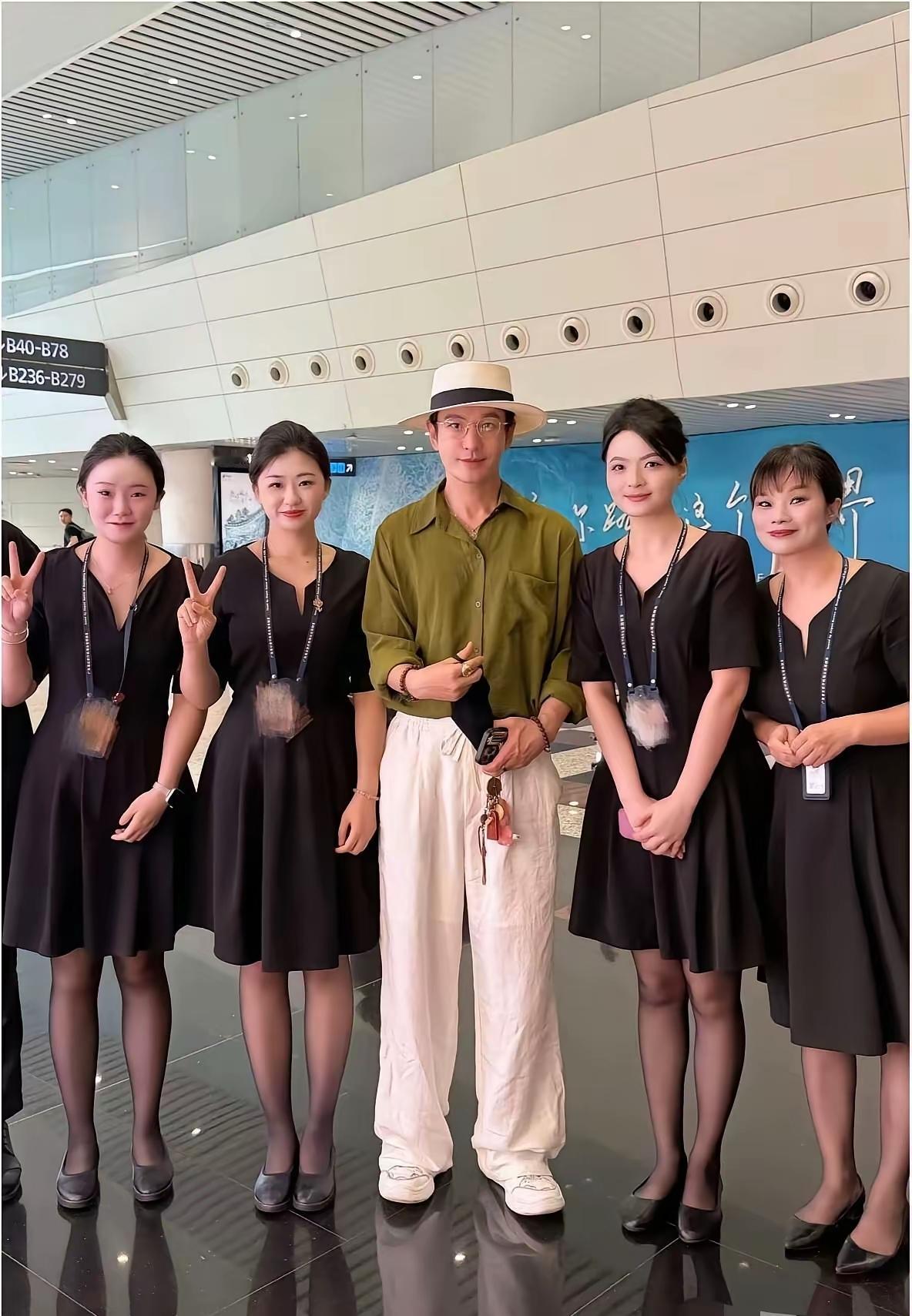 难以想象，这是黄晓明来着。从这穿衣打扮来看，一点都不像中年大叔来着，真是越活