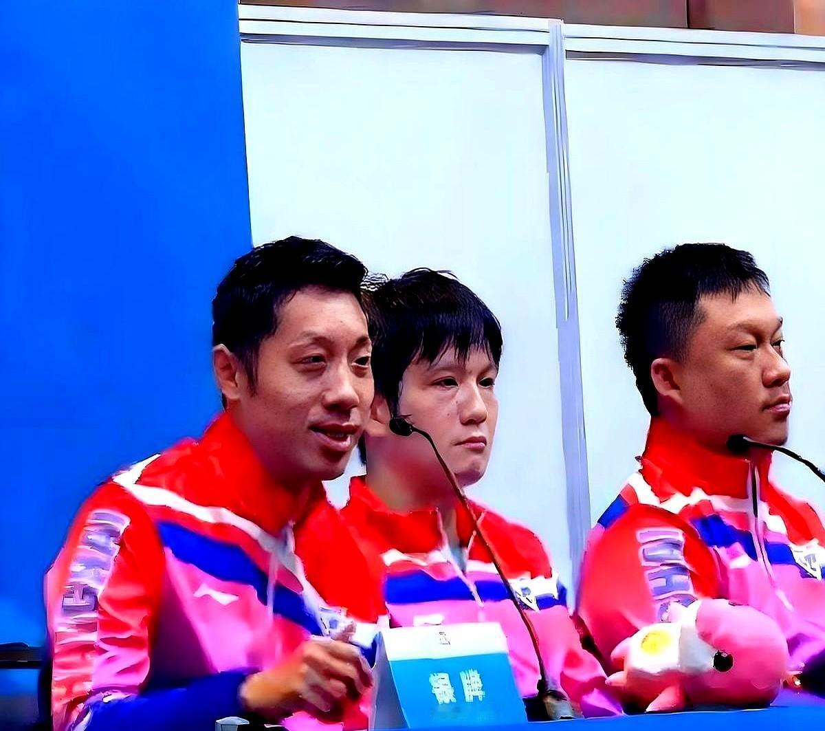 那张照片，看得我心里咯噔一下。同一块银牌，映出了两种截然不同的担当。樊振东蹲