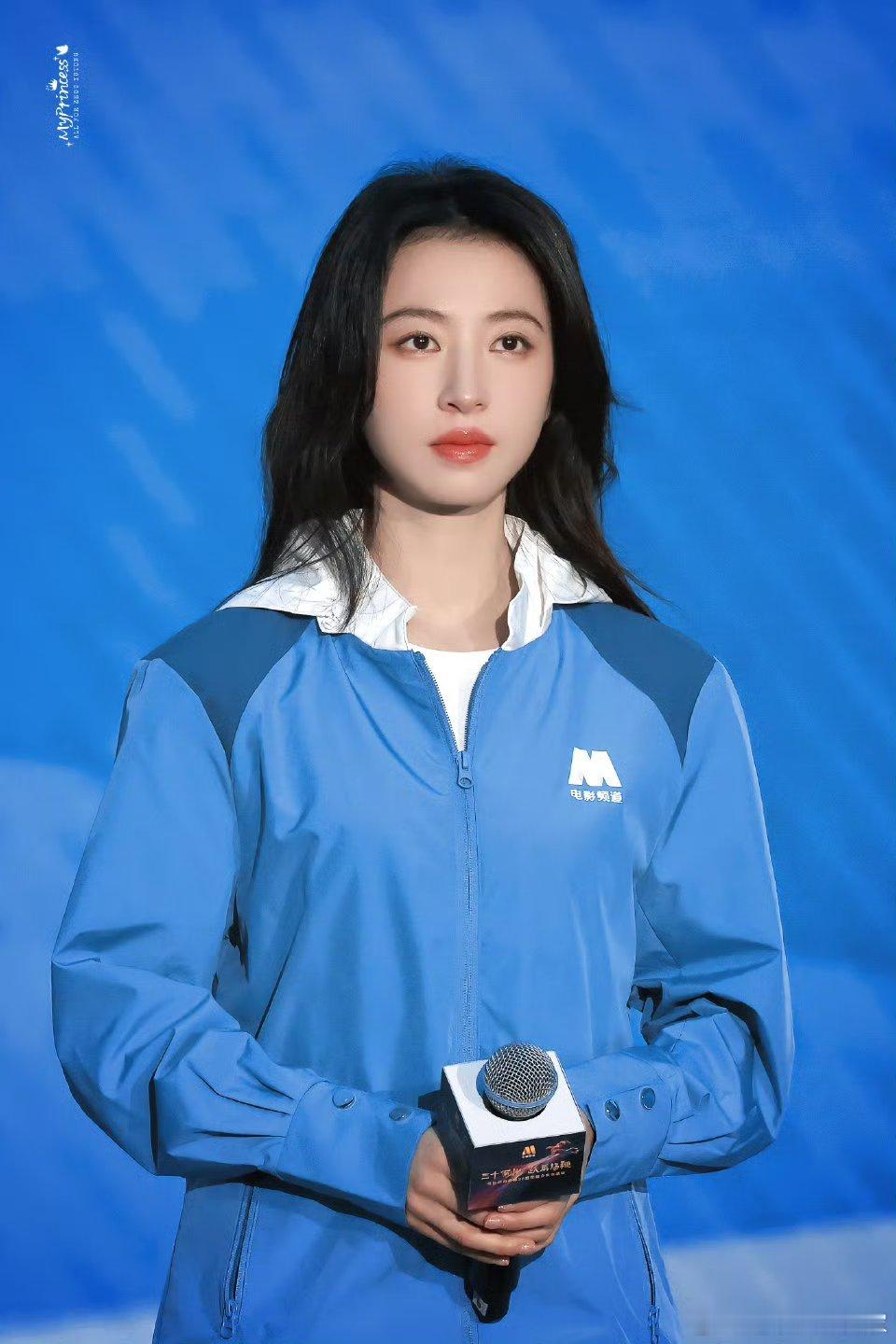 周雨彤电影频道开播30周年推介会怼脸拍的权威美神