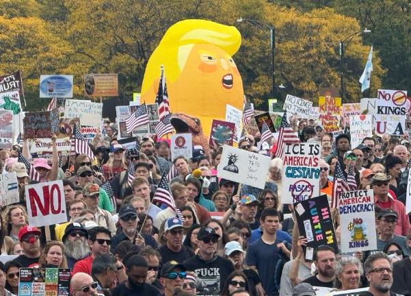 50个州、3100多场、预估900万人上街——这阵仗放哪儿都像史诗级大戏。结