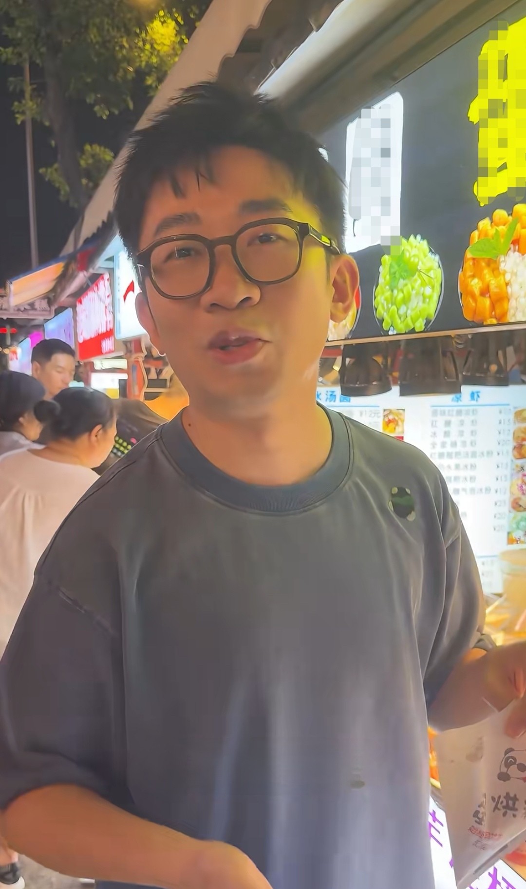 我闺蜜的妈妈和杨迪妈妈住在一个小区，我闺蜜跟我说，杨迪一家人现实里看起来和网上完