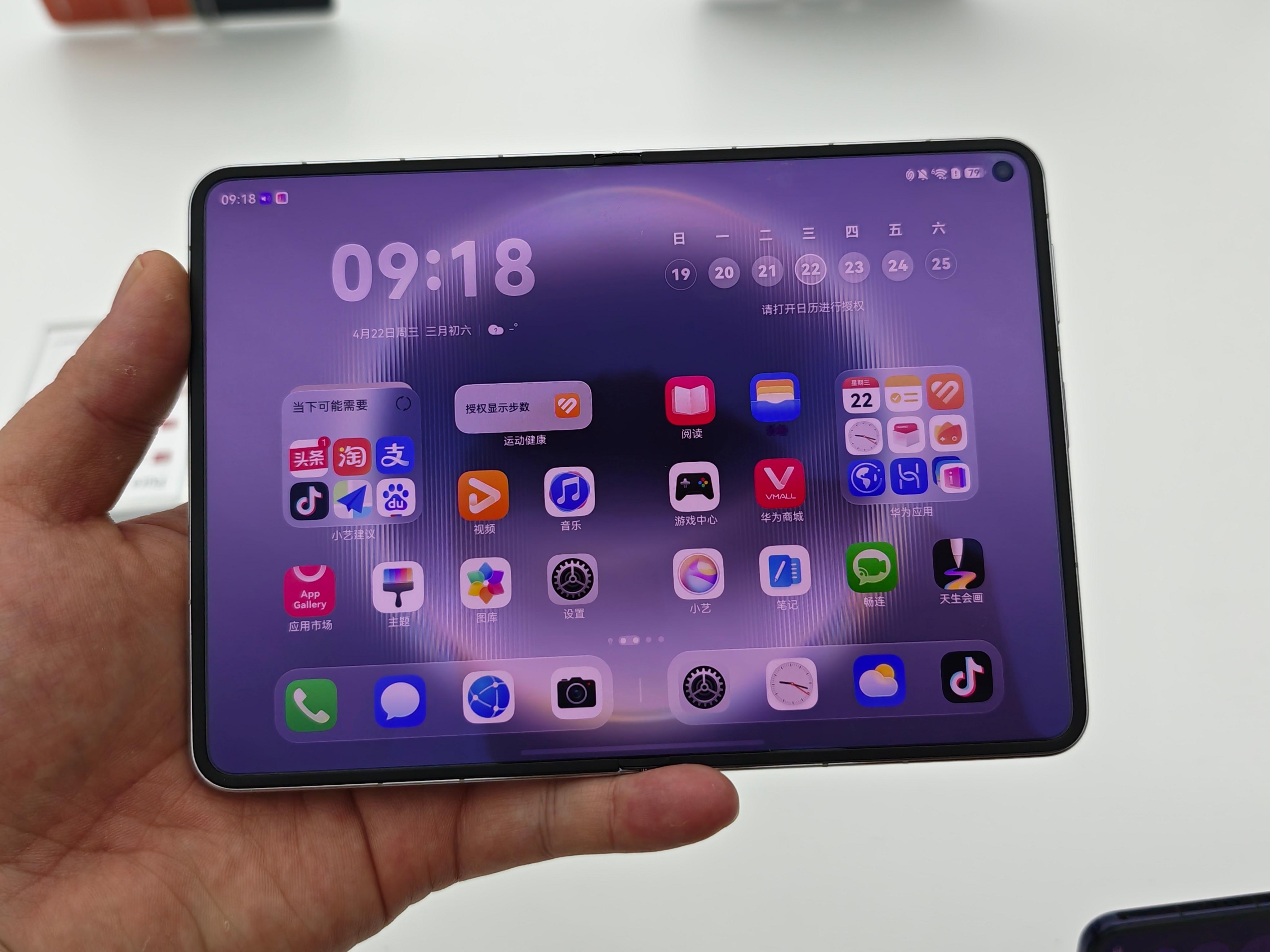 华为PuraXMax上手第一感觉，这设计思路有点意思。以前折叠屏多是书本式高