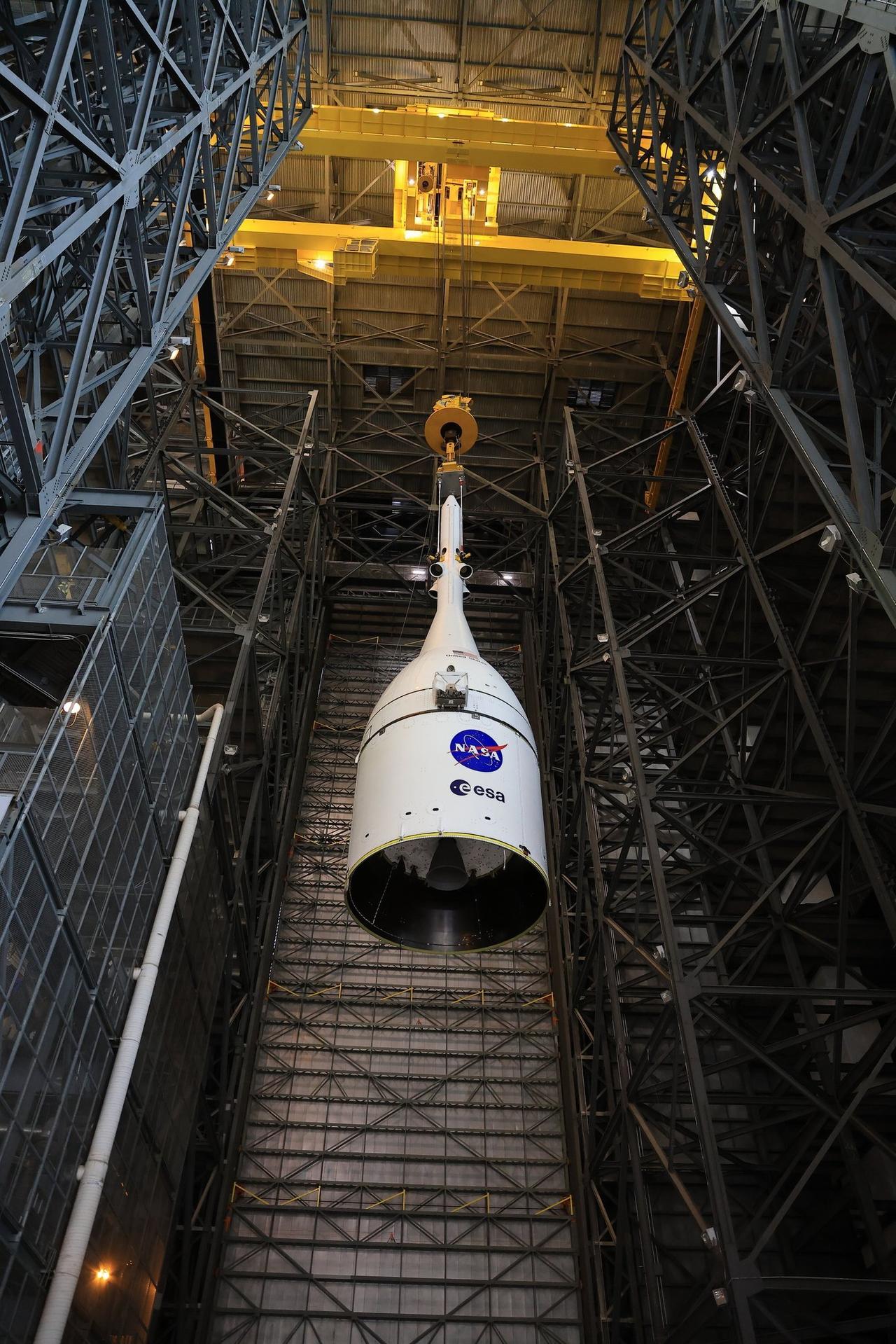 NASA阿尔忒弥斯2任务的猎户座飞船与SLS火箭在组装大楼进行了合体堆叠