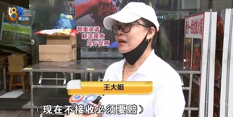无耻的人是真多啊！！！一女子去饭店吃饭，起身时被桌子角角划到了，裤子划破了，结