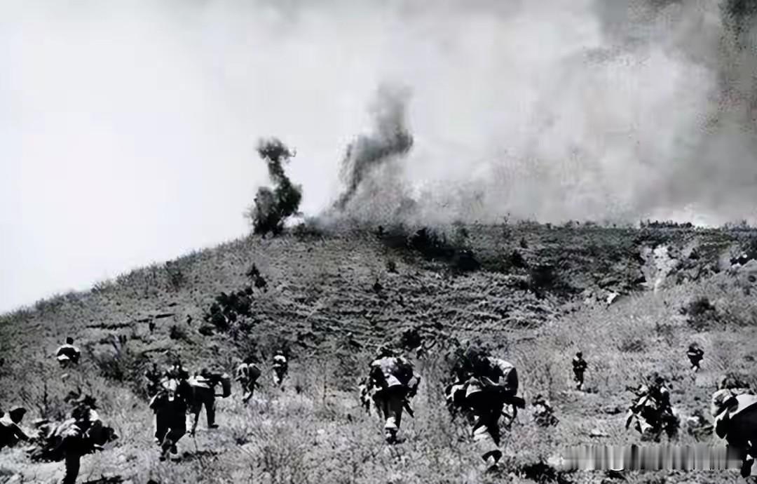 1951年横城：美军师长躲在坦克里哭着求援：中国军人抱着炸药往履带里钻！19