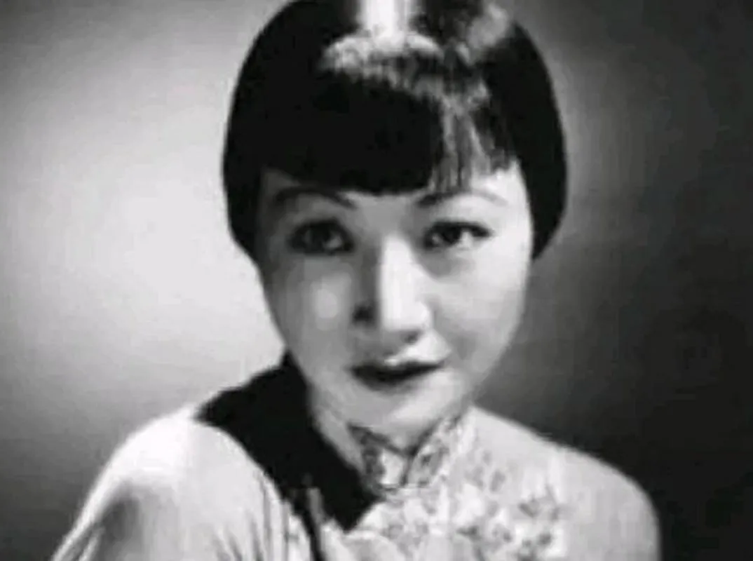 1928年，张作霖身亡，五姨太精心打扮一番，与日本人把酒言欢。张学良看到后，心里
