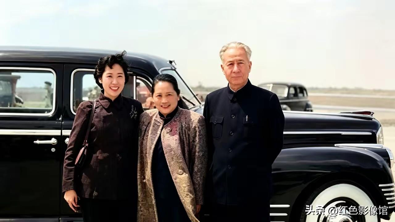 1957年机场珍贵合影，左为王光美、中间是宋庆龄、右为刘少奇。三位时代人物并肩而