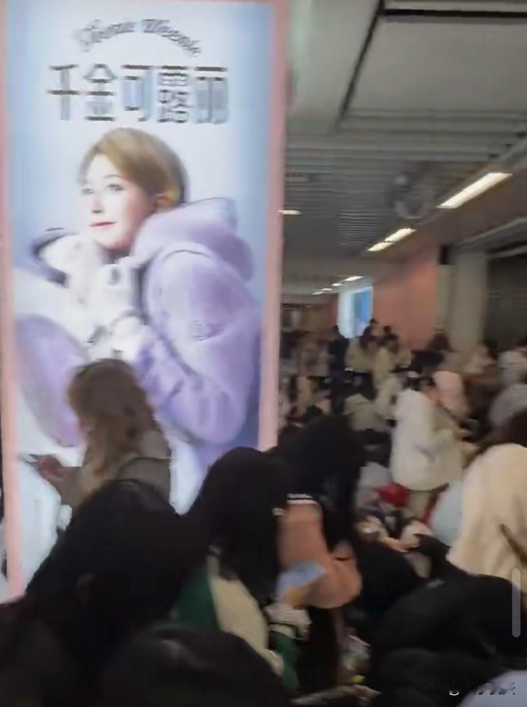 赵露思今天活动，很多人大晚上就去了，好多人啊，人山人海​。赵露思一家在首尔度假