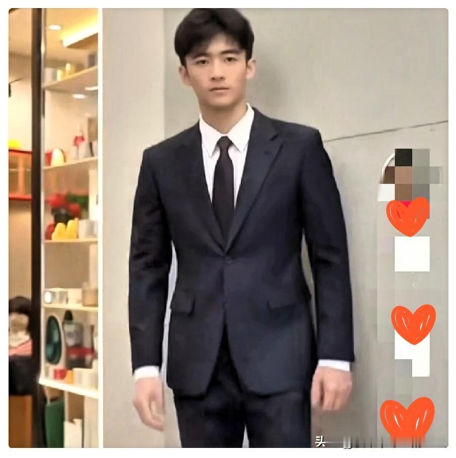 张柏芝这一劫让人彻底看清了谢振轩18岁的他，早不是躲在妈妈身后的小孩了。