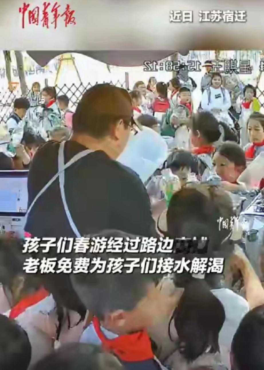 暖心！江苏宿迁，学生徒步，口干舌燥，原本领队只是试探问能不能接点水，没想到店老板