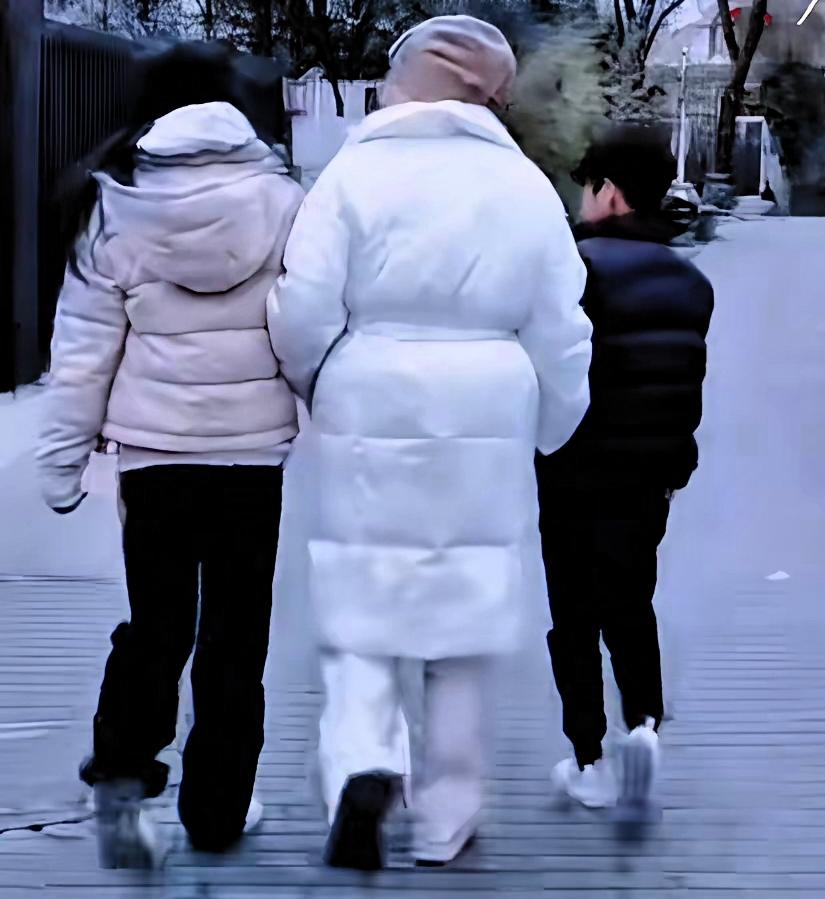 玥儿的滑板日记，奶奶笑了，大家都说长大了。那天张兰带着玥儿，还有小箖箖，去玩滑