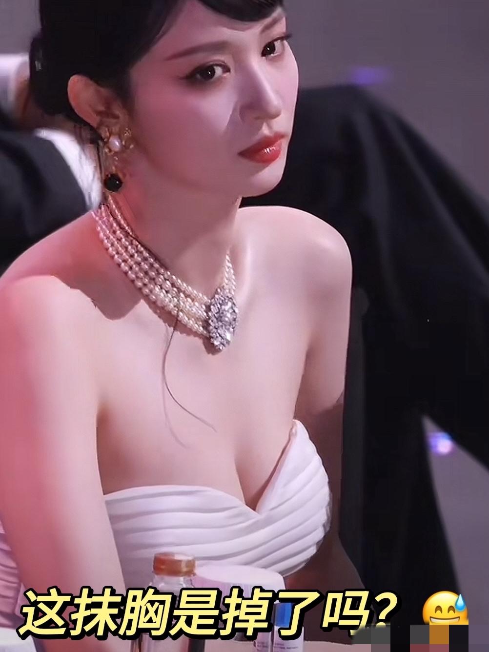 哇塞，这一幕多尴尬呀！珠围翠绕、楚楚动人的王楚然本来在活动内场端坐，突然开始双手