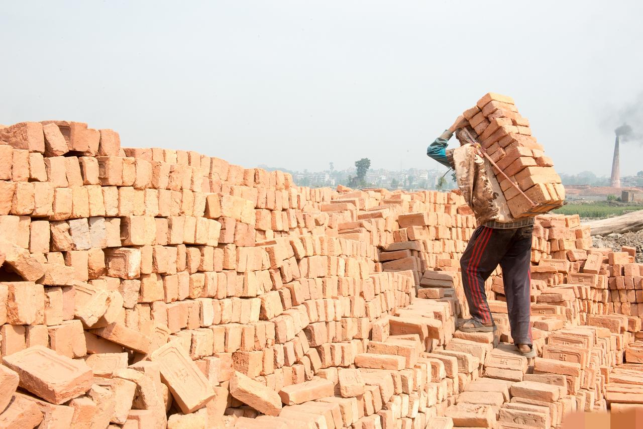 这是有命挣，没命花的钱！”3月22日，广东广州，一位35岁小伙每天靠着“苦力”扛