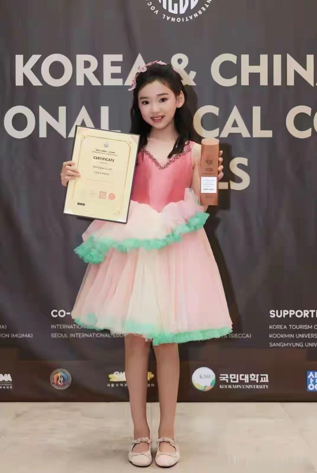 真被董璇女儿小酒窝惊艳到了，看完比赛视频，彻底明白优秀的孩子从来不是凭空长出来的