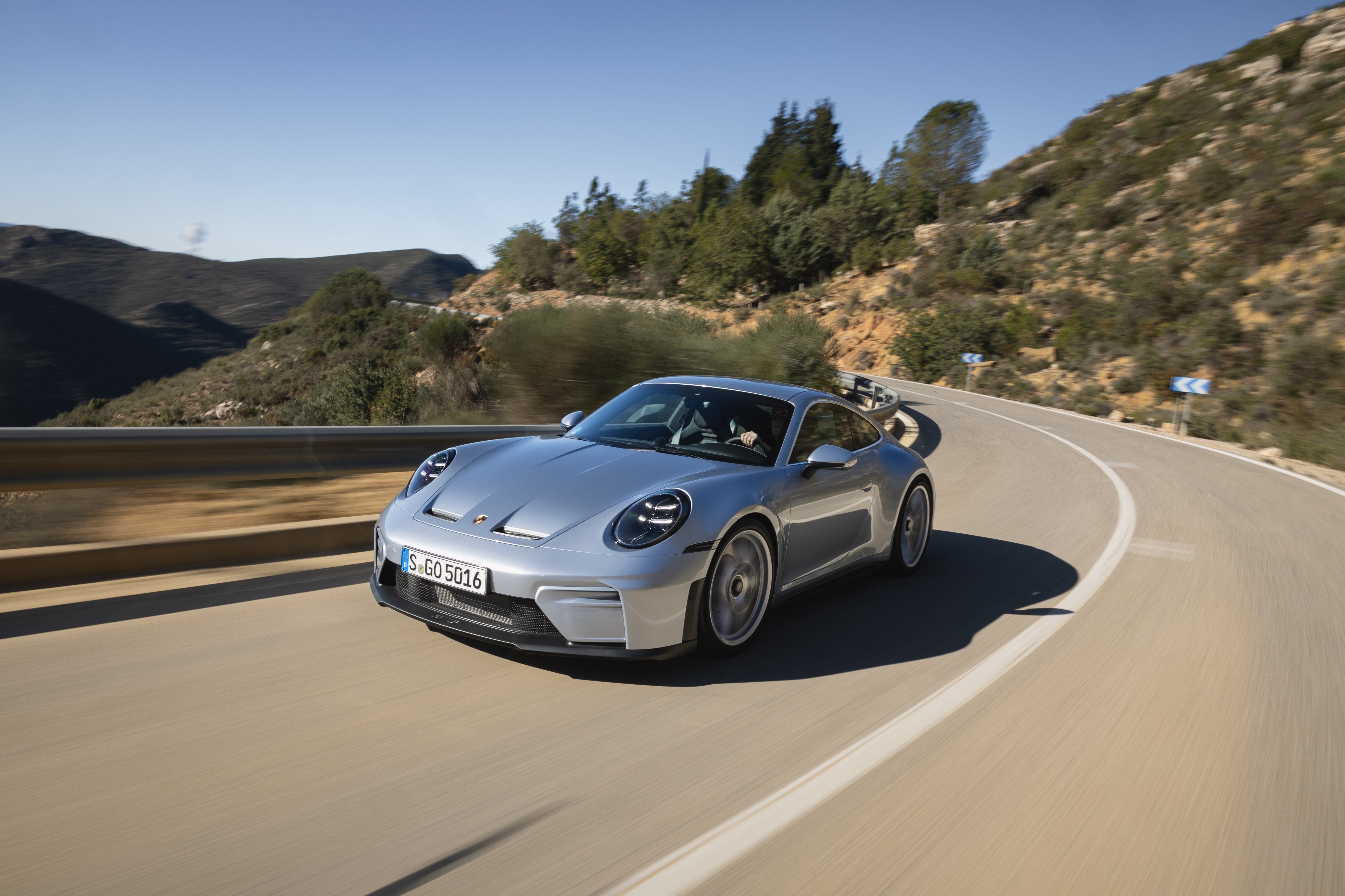 保时捷911GT3Touring（992.2），GT3你喜欢带大尾翼的还是