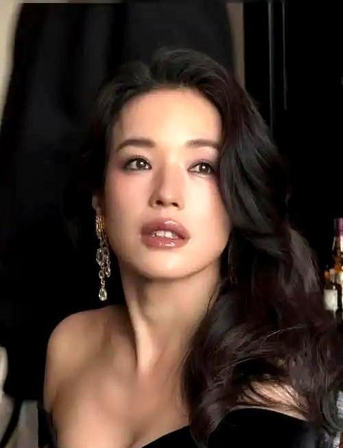 舒淇居然认输了？纠结了9年，49岁的她终于敢在镜头前承认“没孩子就是命”，旁边