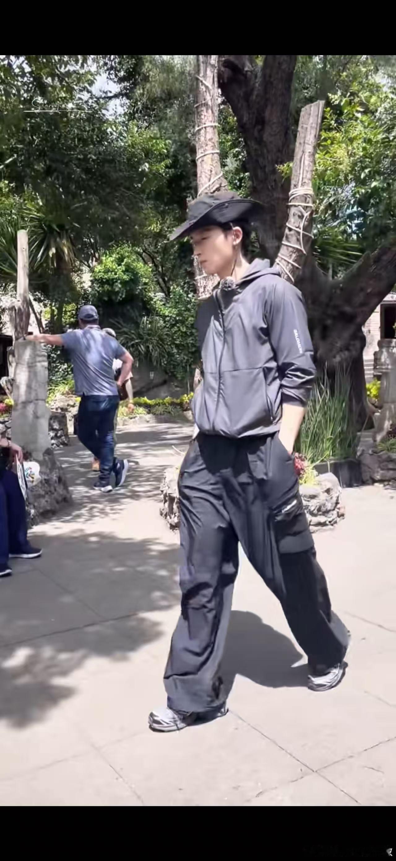 花少预告看不到王星越我们小孩哥的摄影技巧真的是要被发掘出来了呀，虽然花少预告看