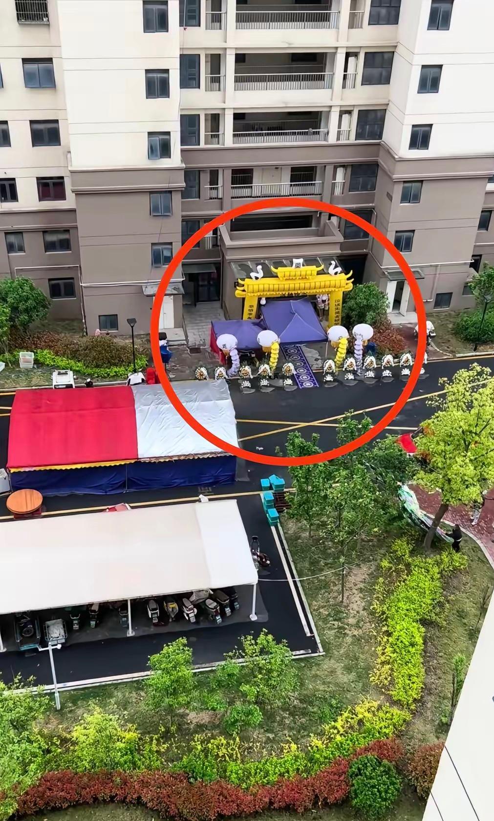 搭设的灵堂把整栋楼的出入口直接征用了！小区办丧事堵单元门、全天吹打锣，湖南祁东