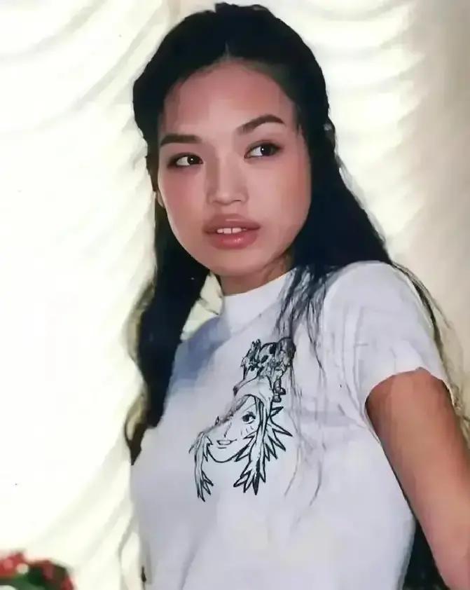 你敢信？30年前因厚唇被骂“不符合审美”的舒淇，今年让整形医院的“舒淇唇模板”订