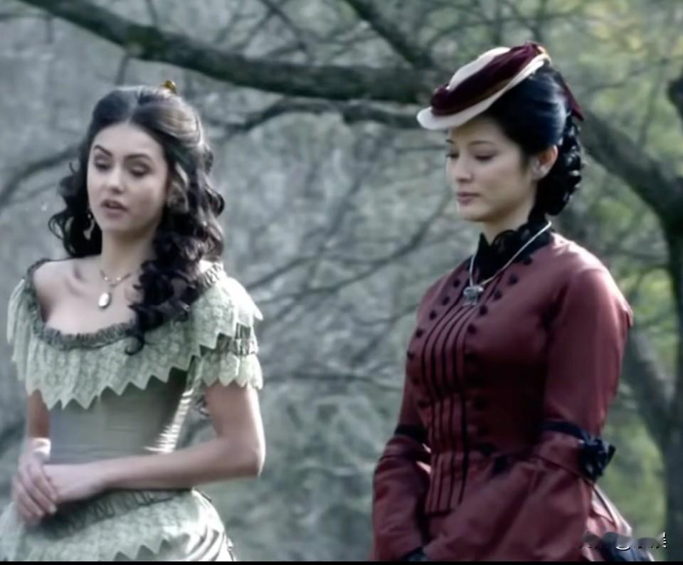 一群白人里的东方面孔总是好吸引我喜欢温和的鼻梁婉转的眼波，转过侧脸时睫毛的一枝