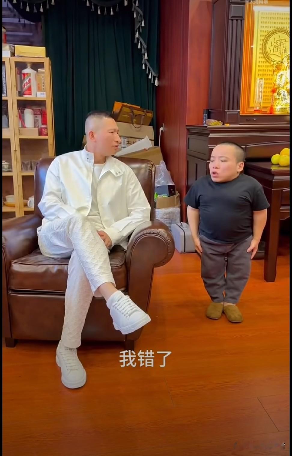 狗磊太能埋汰吴迪了。狗磊因为叫板吴迪被封号三天。跑到云南陪达摩和老葛卖货的他用小号继续喊话，你敢跟我