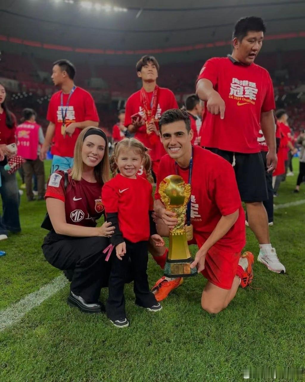 在这个冬窗，成都蓉城队长周定洋是否会离开成都蓉城成为了无数球迷关心的焦点。由于中