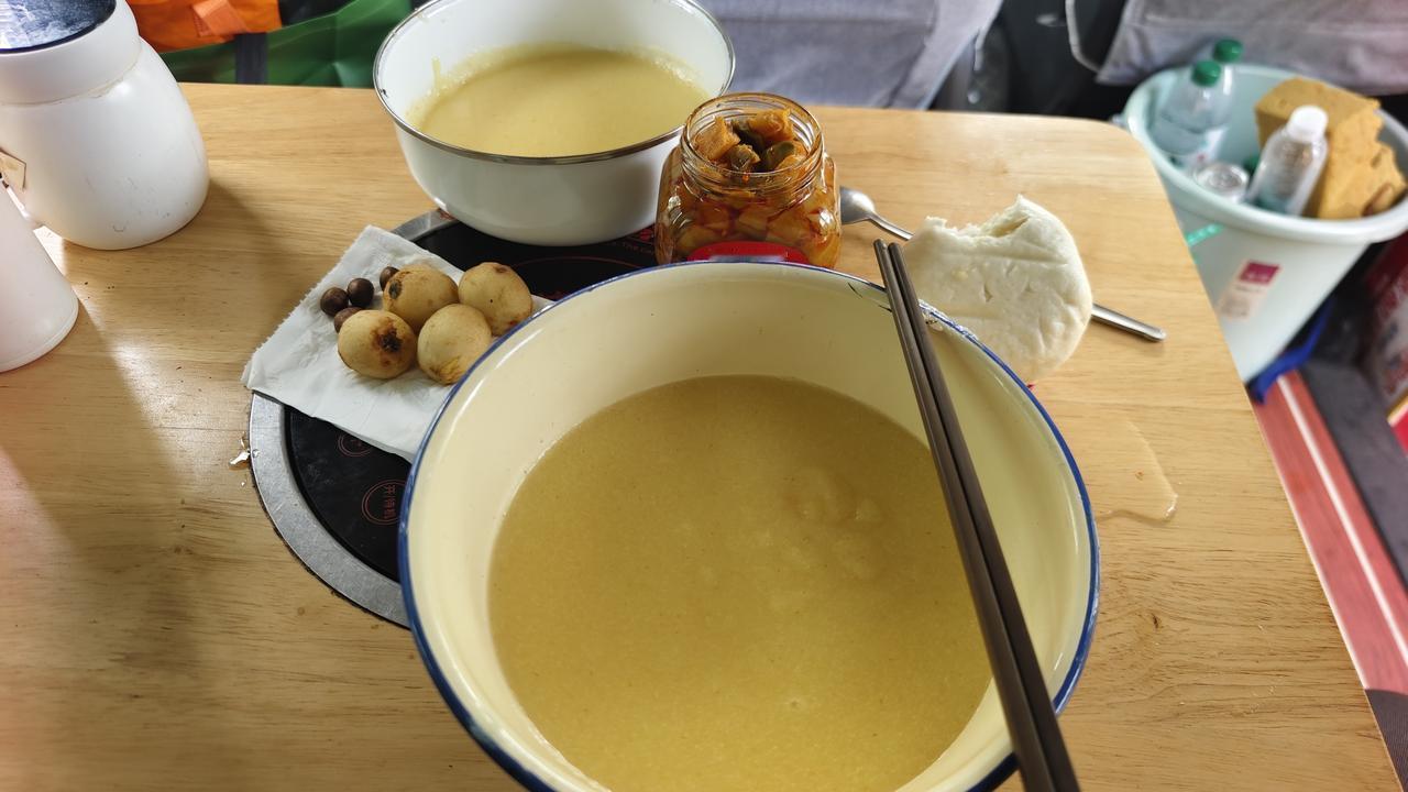 今天等到八点，就和小胖去看天台山大瀑布。这是个真正做到收放自如的瀑布，跟工作人员