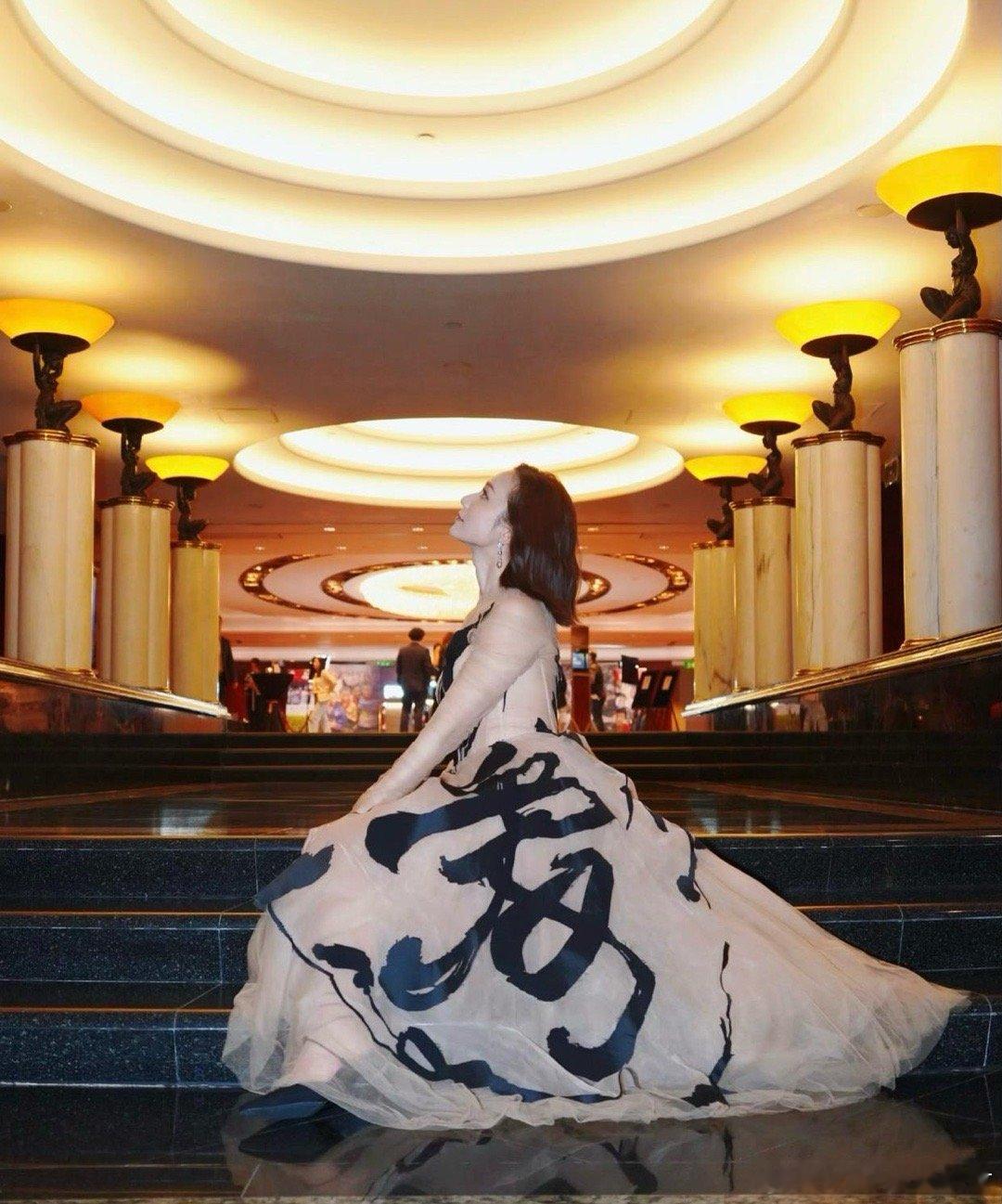 王君馨和老公庆祝情人节，王君馨的裙子是亮点，把“爱”全部写在裙摆上了。