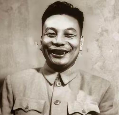 有一次，蒋经国闹肚子，忍不住了，还没下车就拉了一裤裆，车里的司机和副官闻到了一股