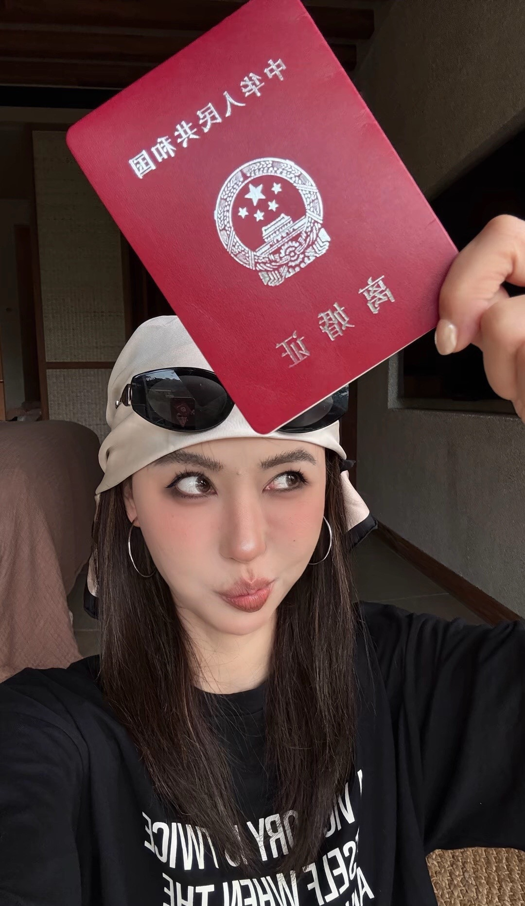 张丹晒离婚证！不好意思拿到了幸福入场券，从现在开始，左手摸方向盘，右手摸男人大腿